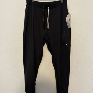 NWT Vuori Mens Sunday Performance Jogger Large trek, hike, surf